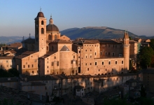 Panorama miasta w ciepłych promieniach, widok na Duomo